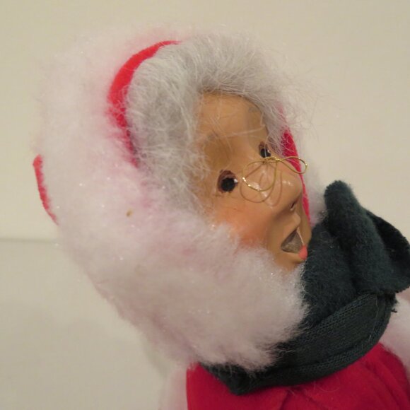 Christmas 2000 Byers’ Choice Caroler Mrs. Claus in Red Velvet Dress Green Scarf - Picture 8 of 16